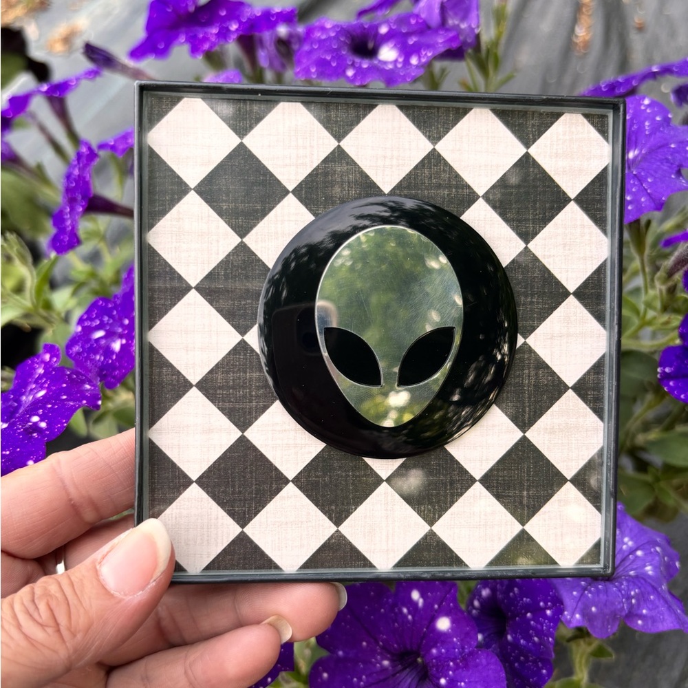 Alien Sci-Fi  Retro Checker Board Background UFO Picture Art Whimgoth ￼